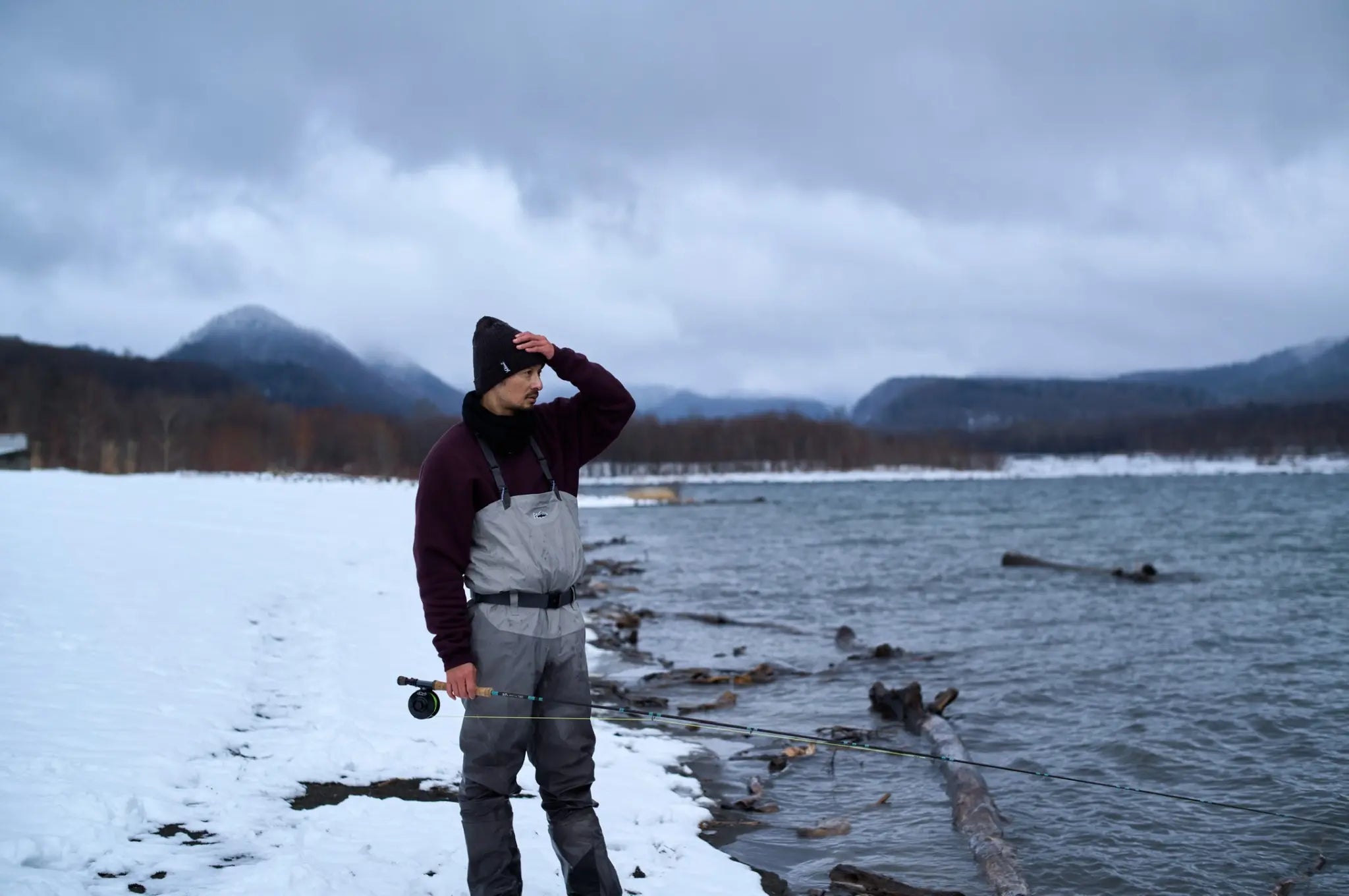 雪の湖畔でYETINAを着用する人物